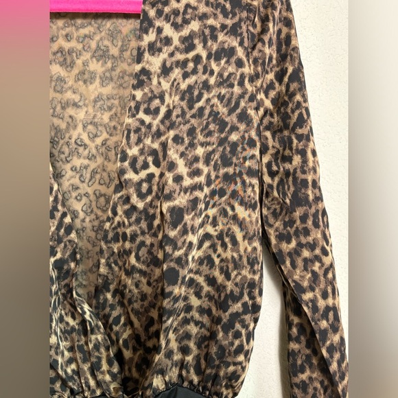 Good American Leopard Animal Print Plunging Faux Wrap V-Neck Satin Bodysuit 0 - Picture 8 of 12